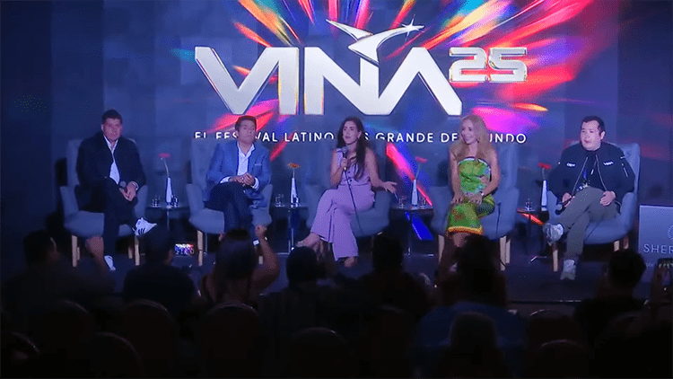 Festival de Viña del Mar - Conferencia de animadores Rafael Araneda y Karen Doggenweiler - YouTube (1)