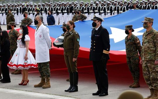 Parada Militar homenajeó a “quienes han contribuido a mitigar” la pandemia