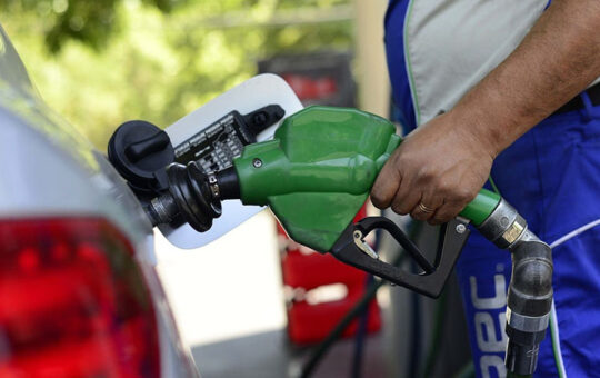 Fuerte alzas experimentarán las bencinas este jueves: Subirán $11,8 por litro