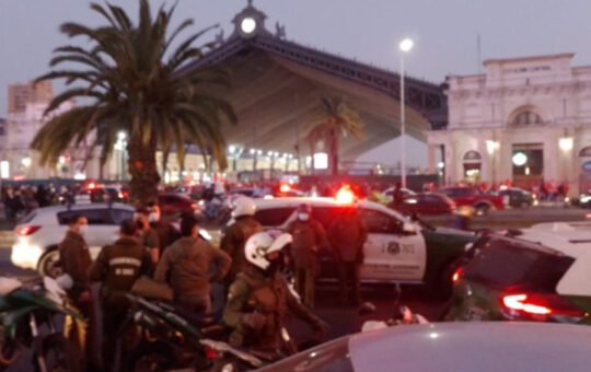 Comerciantes ambulantes se enfrentaron con Carabineros tras fiscalización en Estación Central