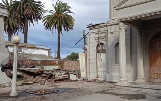 Temporal terminó derrumbando muralla de antigua capilla del Hospital Santo Tomás