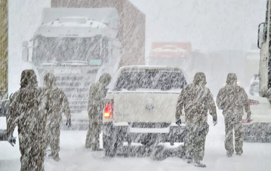 Centenares de personas quedaron atrapadas por la nieve en plena cordillera en la frontera de Chile y Argentina